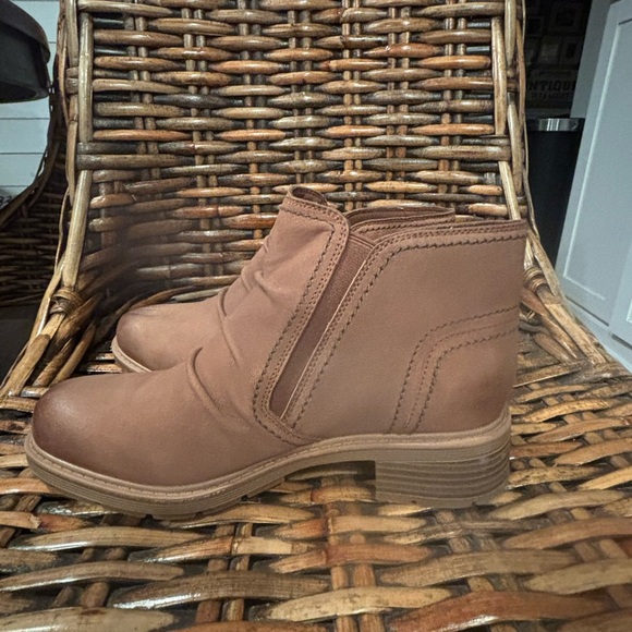 Clarks Women's Heart Dove Tan Nubuck Brun Ankle Boots Size 8 - Picture 14 of 14